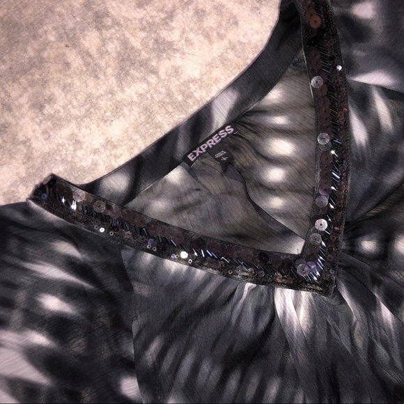 Express Black and White sequined V-neck Short sleeve sheer Blouse, size Small - Picture 4 of 4